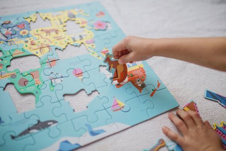 MUDPUPPY Puzzle Mapa Świata z elementami w kształcie budynków i zwierząt 5+